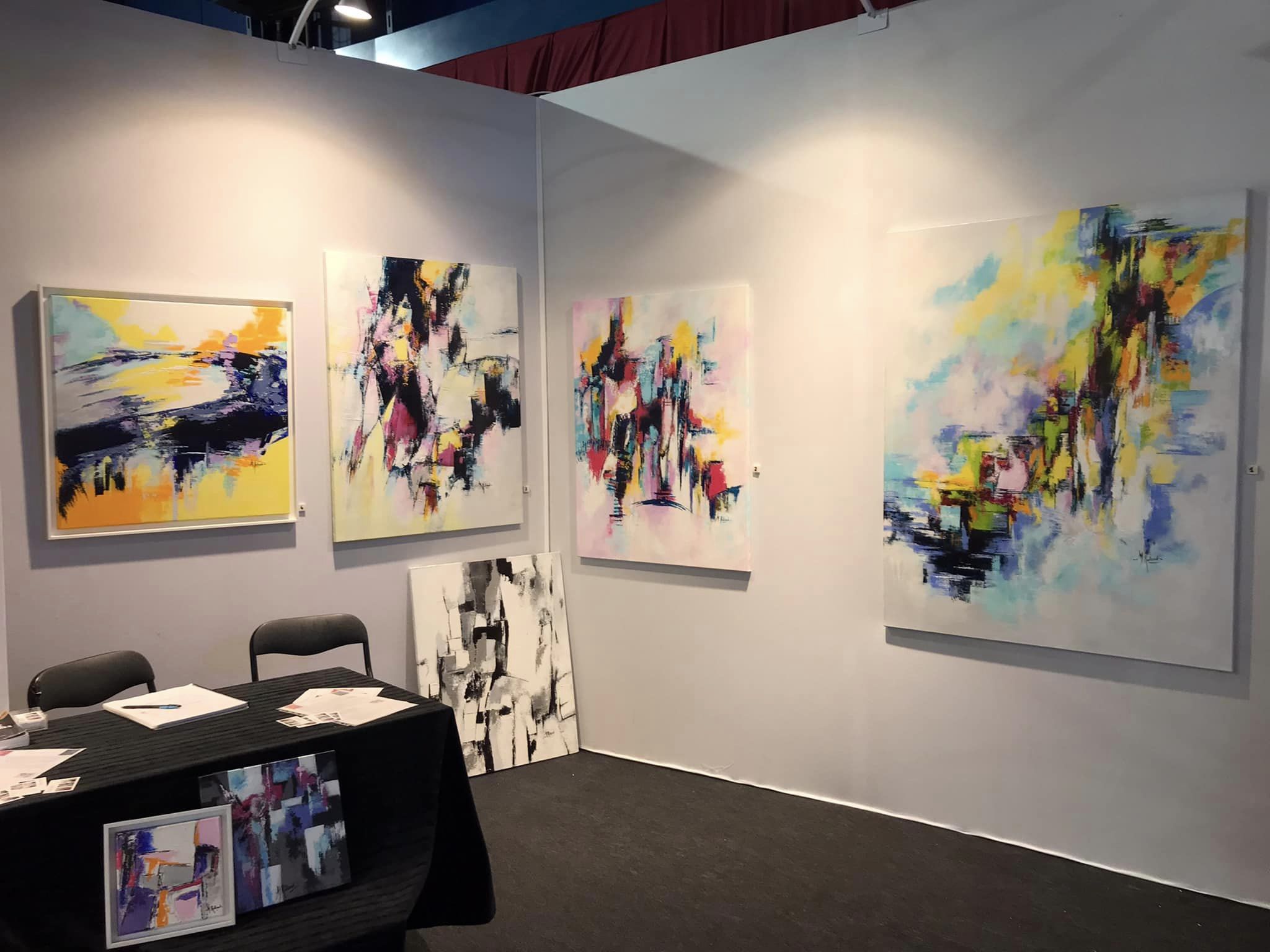 292817262_329872076019932_6021839396233608831_n Une salle d'exposition avec plusieurs tableaux accrochés au mur