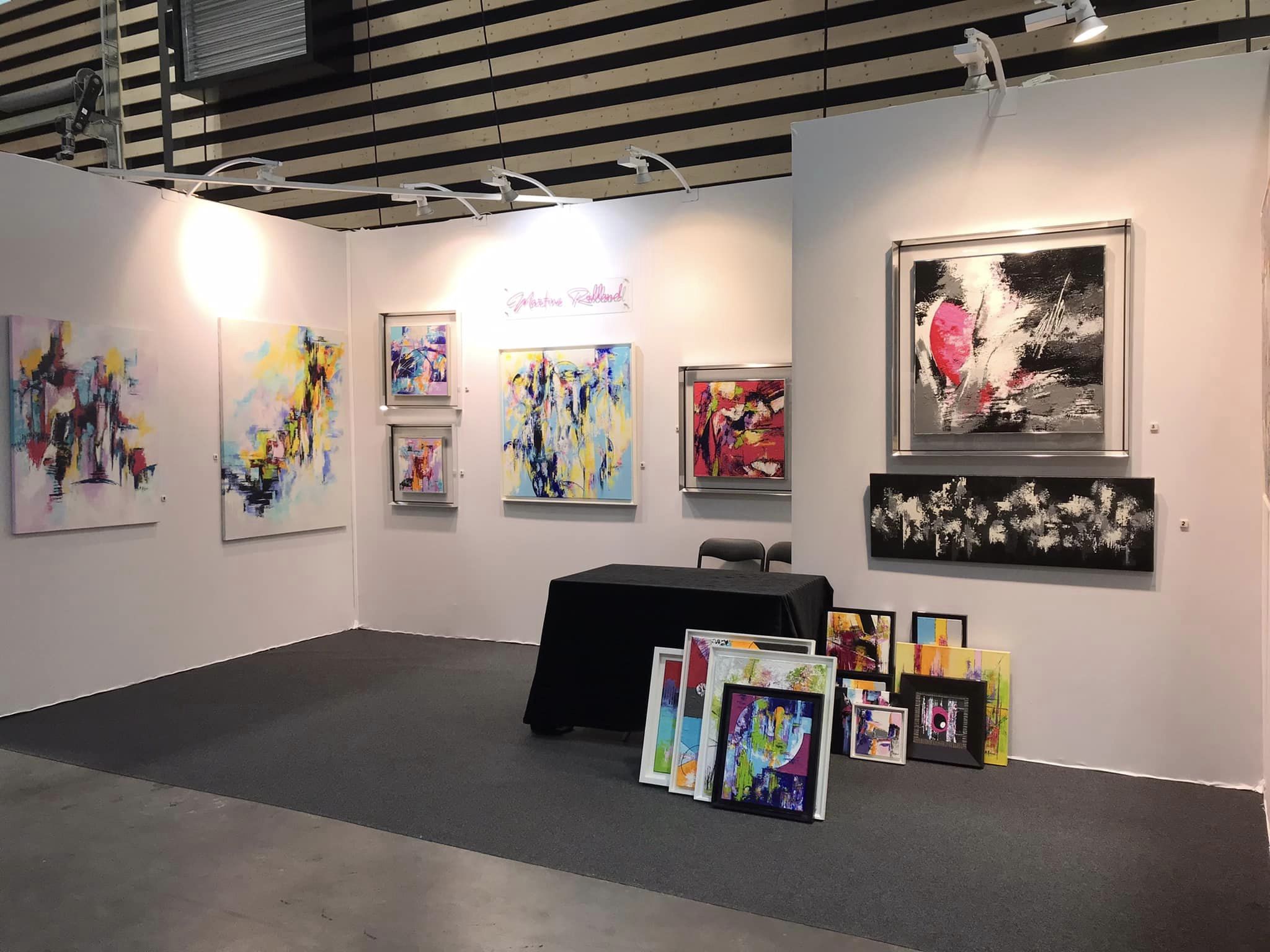 311816992_399197322420740_6881490926115833263_n Une salle d'exposition avec plusieurs tableaux accrochés au mur
